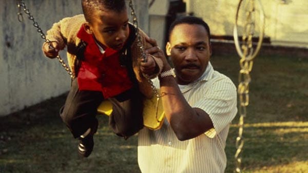 Geboren wird Martin Luther King am 15. Januar 1929 in Atlanta. Sein Vater, Martin Luther King senior, hat es als Pfarrer der Baptistengemeinde zu bescheidenem Wohlstand gebracht. Seine drei Kinder wachsen geborgen und abgesichert auf, sogar ein Klavier steht im Haus. Der Vater predigt den gewaltfreien Widerstand: "Nichts, was der Mensch tut, erniedrigt ihn so sehr, wie wenn er derart tief sinkt, dass er einen anderen hasst." Dieser Satz wird für Martin Luther King zum Lebensmotto.