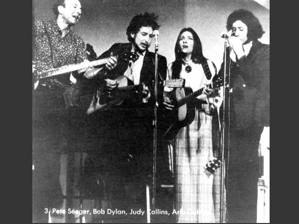 28. August 1963: Mahalia Jackson und Bob Dylan treten auf, Joan Baez singt Oh Freedom! Marlon Brando und andere Hollywood-Stars stehen in der Menge und auch 150 Kongressmitglieder. Martin Luther King fordert vor dem Kongress, den "Scheck" der Gründerväter Amerikas auf Freiheit, Gleichheit und Gerechtigkeit auch für "Neger" einzulösen, wie er es formuliert.