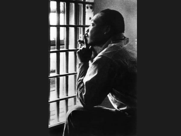 Hier sitzt King gerade eine fünftägige Haftstrafe wegen Anstiftung zu einer Demonstration im Jahr 1963 ab.