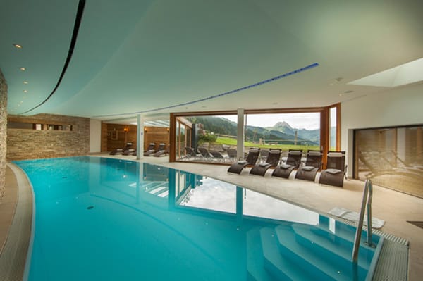 Urlaub auf der Luxus-Alm: Schwimmbad mit Alpenpanorama.