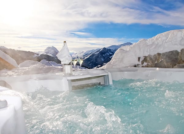 Urlaub auf der Luxus-Alm: Außen-Whirlpool mit Bergpanorama.