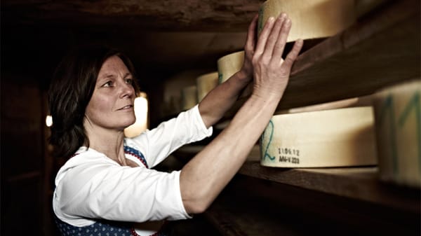 Traditionelle Almhütte: Sennerin auf der Stutzalpe, Kleinwalsertal.