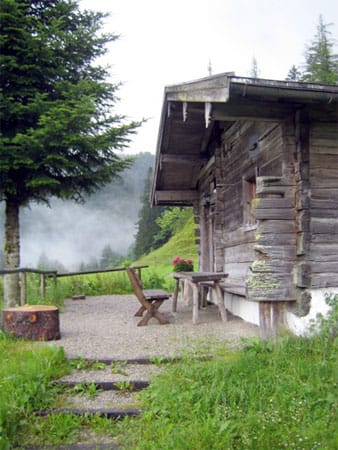 Alm: Sommerunterkunft des Senners und Schutzhütte.