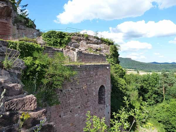 Wanderweg durch die Pfalz: Ruine der Burg Drachenfels am Sagenweg.
