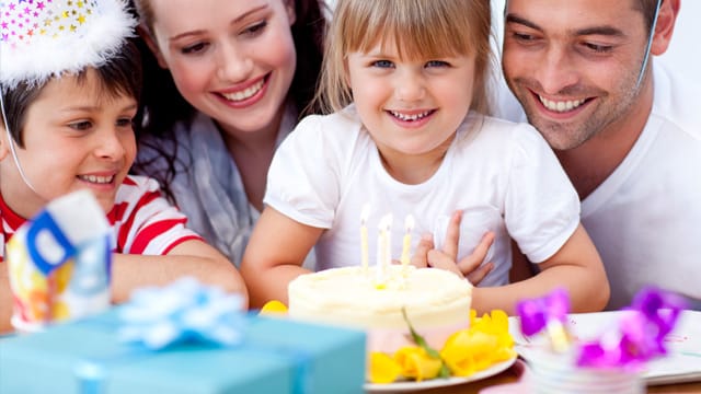 Ein schön dekorierter Tisch freut die ganze Familie