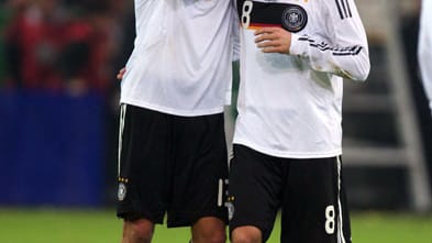 Sie sind Löws prominenteste "Opfer": Die Helden des Sommermärchens 2006 Michael Ballack (li., 98 Länderspiele) und Torsten Frings (79) wurden vom Bundestrainer nach für nach aussortiert.