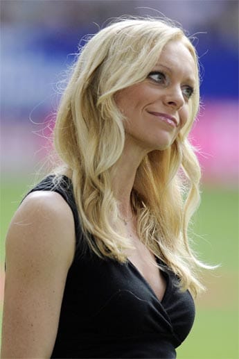 Diese schöne Blondine ist Valeska Homburg. Sie arbeitet bei der ARD und moderiert im NDR den Sportclub.