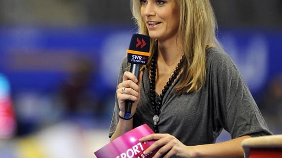 Hübsch, sportlich und charmant: Julia Scharf moderiert seit Ende 2011 für das SWR Fernsehen "Sport im Dritten" und seit November 2012 den Sportteil der ARD-Tagesthemen. Seit 2013 moderiert sie im ersten Live-Sport wie Ski Alpin oder Turnen. Außerdem führt sie durch den "Sportschau Club" und seit 2014 durch die "Sportschau am Sonntag". Sie hatte zuvor mehrere Jahre bei Sport1 das Fußball-Format "Bundesliga - der Spieltag" moderiert.