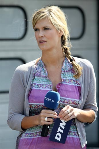 Ein echter Hingucker ist die DTM-Moderatorin Verena Wried. Die bildschöne TV-Frau moderierte sogar 2010 die Vorstellung des Mercedes-Teams beim Schumacher-Comeback.