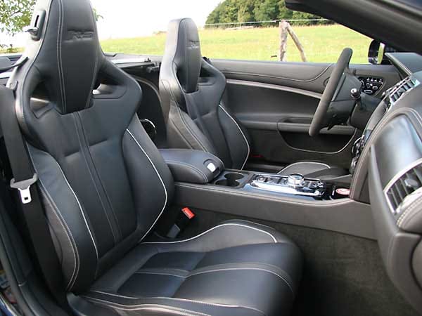 Die Performance-Sitze geben guten Seitenhalt, zusätzlich sind die Sitzwagen mit Luft verstellbar.