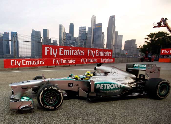 Nico Rosberg vor der Skyline Singapurs.