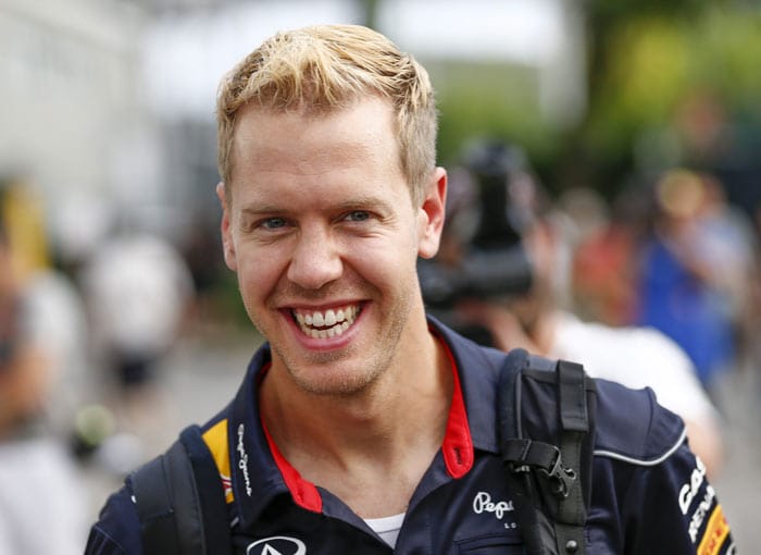 Sebastian Vettel hatte im letzten Rennen mit einer neuen Haarfarbe geglänzt. Nach Singapur kommt er mit neuer Frisur.