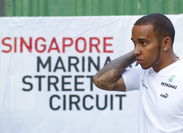 Die Formel 1 ist zurück in Asien. Das spektakuläre Nachtrennen von Singapur steht bevor. Lewis Hamilton muss eigentlich nicht so besorgt gucken, im ersten Training ist der Silberpfeil-Pilot nämlich der Schnellste.
