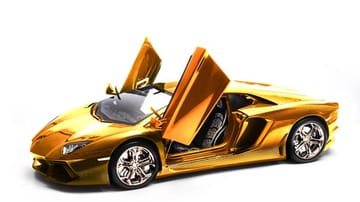 Beim Material der Karosserie hat der zukünftige Eigner des teuersten und edelsten Automodells der Welt die Wahl zwischen Karbon, Gold und einem Mix aus beidem.
