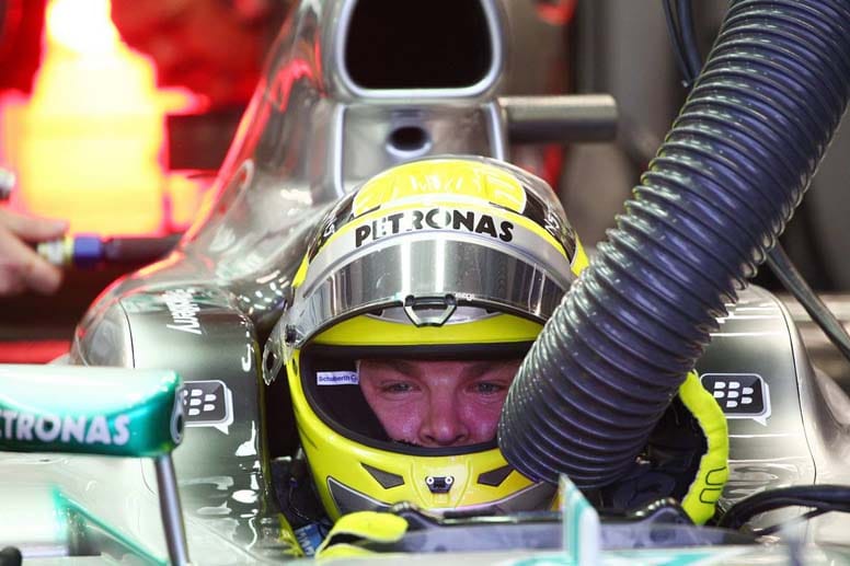 Dieses Bild veranschaulicht schön, welchen Belastungen die Fahrer ausgesetzt sind. Ein knallroter Nico Rosberg lässt sich Luft aus dem Kühlschlau ins Gesicht blasen. Beim Nacht-Qualifying in Singapur herrschen 30 Grad.