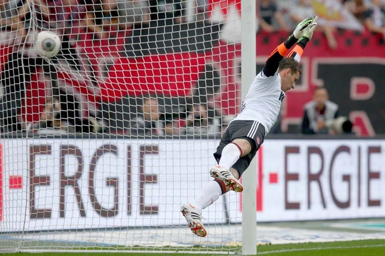 Im Spiel zwischen Borussia Dortmund und dem 1. FC Nürnberg scheint der Favorit seiner Rolle gerecht zu werden. Denn trotz mäßiger Vorstellung und vieler Ungenauigkeiten im Aufbauspiel liegt der BVB dank des 24-Meter-Freistoßtreffers von Marcel Schmelzer (38.) zur Halbzeit mit 1:0 in Führung.