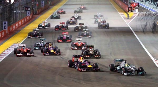 Nico Rosberg (vorn rechts) kann sogar kurzzeitig an Sebastian Vettel (vorne links) vorbeiziehen.