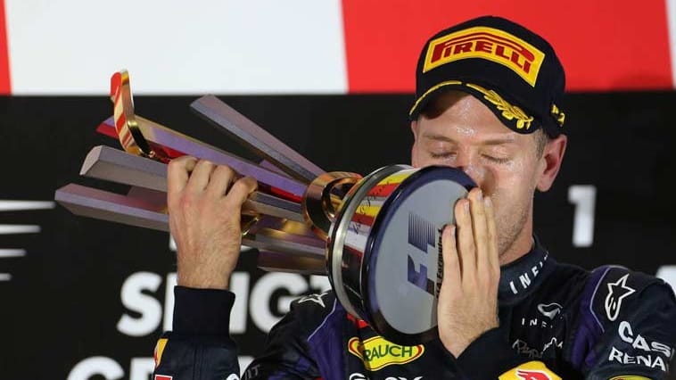 Bei der Siegerehrung bekommen die Zuschauer in Singapur das gewohnte Bild zu sehen: Sebastian Vettel küsst den Pokal des Gewinners.