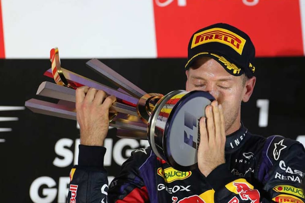 Bei der Siegerehrung bekommen die Zuschauer in Singapur das gewohnte Bild zu sehen: Sebastian Vettel küsst den Pokal des Gewinners.