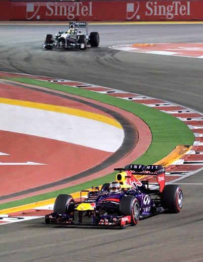 Dann aber erobert Vettel (vorn) die Führung zurück und setzt sich sofort ab.