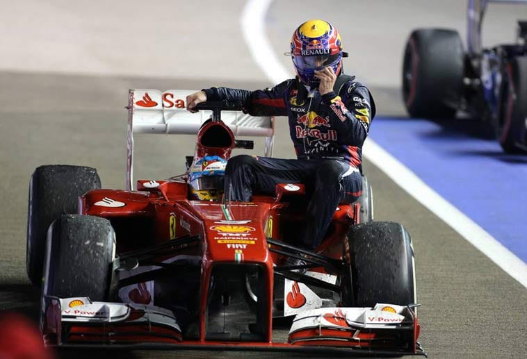 Vettels Teamkollege Mark Webber kommt dagegen ohne seinen Boliden ins Ziel. In der letzten Runde versagt der Red Bull seinen Dienst. Fernando Alonso nimmt den Australier dann im Ferrari mit.