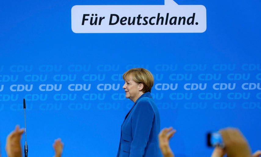 "Angie, Angie"-Sprechchöre begleiten Angela Merkel, als sie für CDU-Anhänger tritt. Sie wird Bundeskanzlerin bleiben.