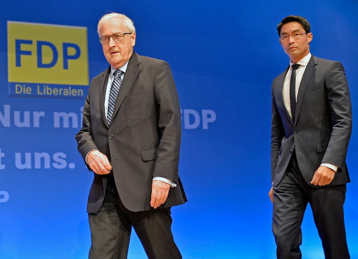 FDP-Spitzenkandidat Rainer Brüderle (li.) ist den Tränen nah.