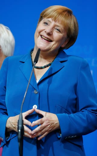Die alte und neue Kanzlerin Merkel strahlt.