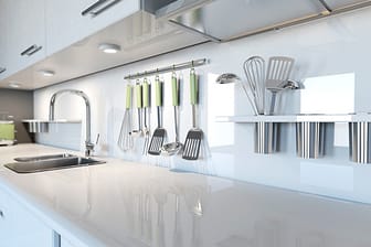 Eine Küchenrückwand aus Glas wirkt edel und modern