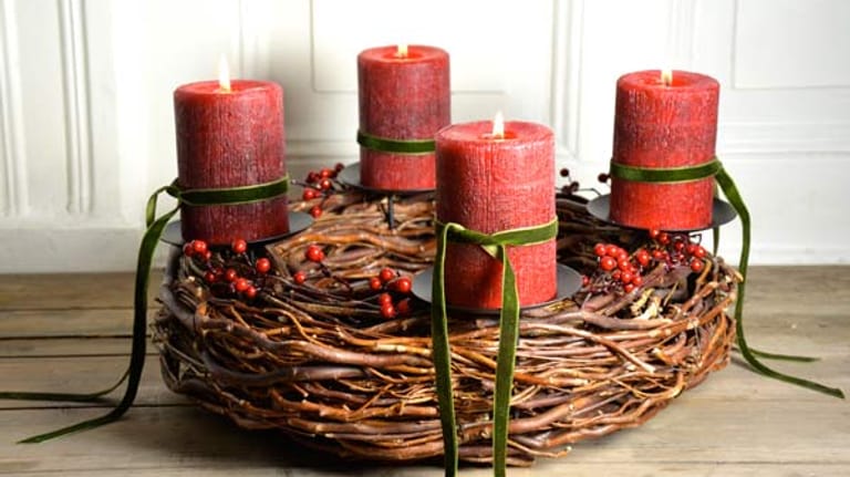 Moderne Adventkränze: rote Kerzen auf Kranz aus Weidenzweigen