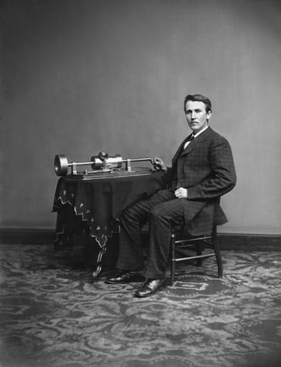 Thomas Alva Edison zählt mit seiner vertikal abspielenden Wachswalze zu den Urvätern der heutigen Schallplatte. Durch die Entwicklung der Schellackplatte wurde das klotzige Gerät jedoch schnell abgelöst.