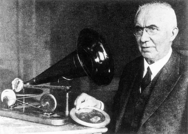Emil Berliner gilt als der eigentliche Erfinder der Schallplatte und des Grammophons, da er letzteres zum Patent anmeldete und den Begriff "Schallplatte" zum ersten Mal verwendete.