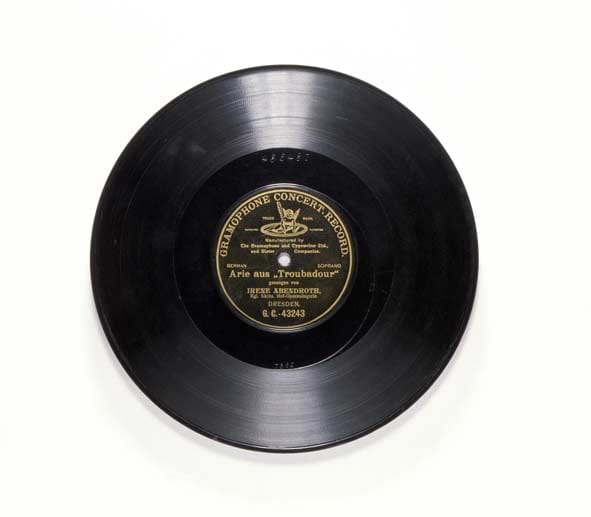 Eine der ersten Schallplatten der Deutschen Grammophon mit Papier-Etikett, die ab 1902 verwendet wurden. Auf der Platte befindet sich die Aufnahme einer Arie aus dem "Troubadour".