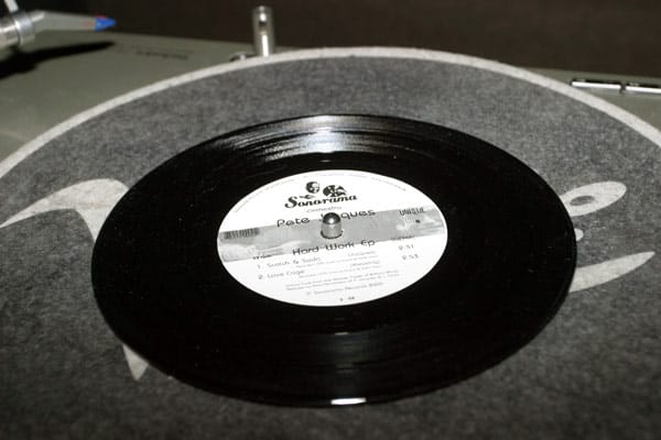 Die Vinyl-Single: großes Loch, 17,78 cm Durchmesser und mit 45 rpm unterwegs. Damit der Klang nicht vollends auf der Strecke blieb, ging die sogenannte Radiosingle meist nicht länger als drei Minuten.