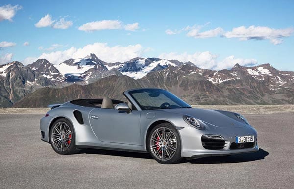 Auch im Winter bietet das Porsche 911 Turbo Cabrio die Freuden des offenen Fahrens.