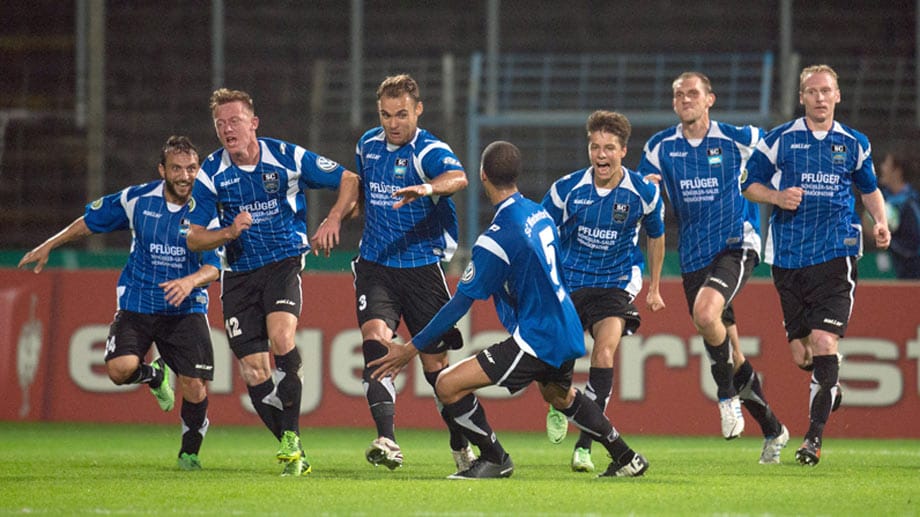 Der SC Wiedenbrück 2000 ging gegen den SV Sandhausen mit einem 1:0 in Führung - Sebastian Sumelka (3.v.l.) jubelt mit seinen Teamkollegen über sein Tor.