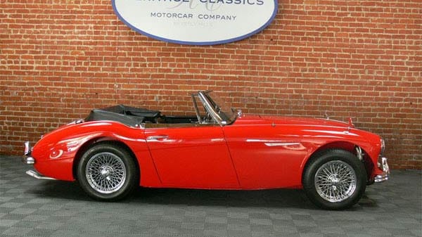 Lange Haube, kurzes Heck, Chromspeichen-Räder, knackiger Hüftschwung und hinreißende Farbkombination: So wie ein Austin Healey 3000 sieht der perfekte britische Roadster aus.