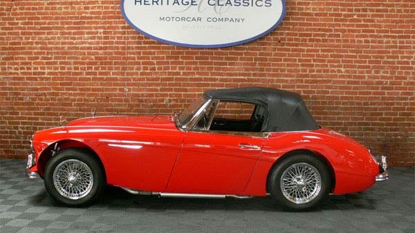 Auch mit geschlossenem Verdeck überzeugt der Austin Healey 3000 aus jeder Perspektive.