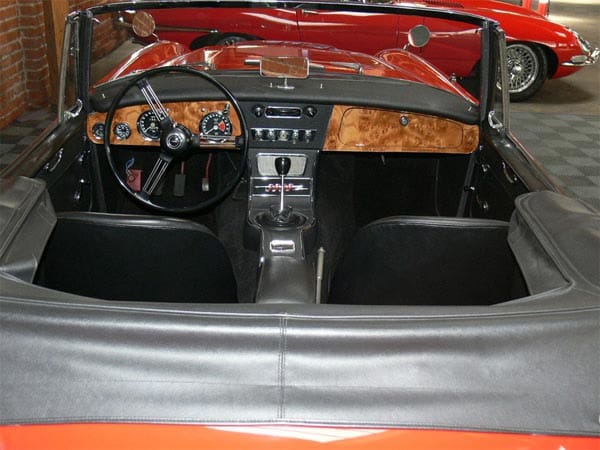 Das Armaturenbrett aus poliertem Holz zusammen mit dem Duft der Lederpolster lässt im Cockpit des Austin Healey 3000 einen Hauch von Rolls Royce aufkommen.