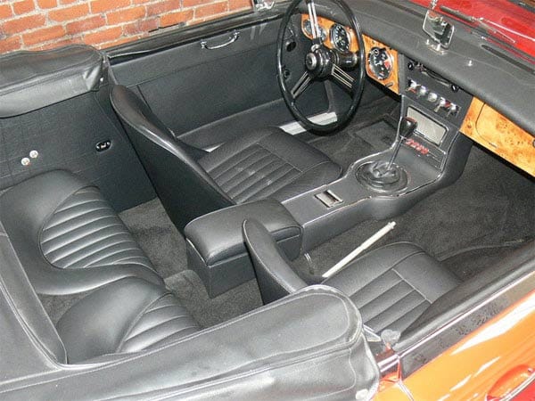 Im Innenraum des Austin Healey 3000 steht viel Platz zur Verfügung. Die Rücksitze taugen aber fast nur als Gepäckablage.