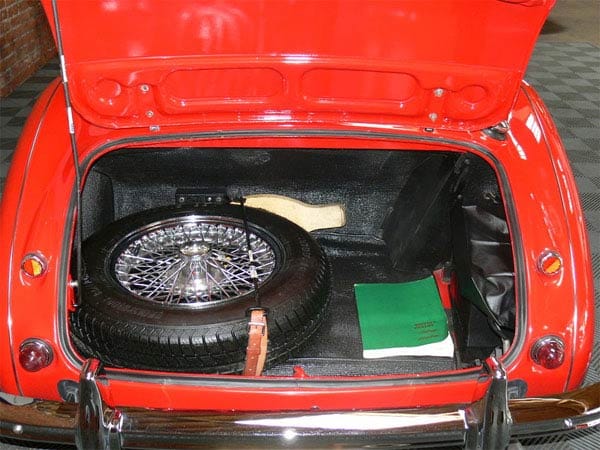 Der eher kleine Kofferraum des Austin Healey 3000 beherbergt auch das Ersatzrad.