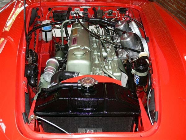 Die drei Liter große Maschine gibt dem Austin Healey 3000 seinen Namen und produziert in der letzten Version Mk III robuste 148 PS.