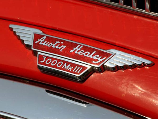 Das Emblem an der Front des Austin Healey 3000.