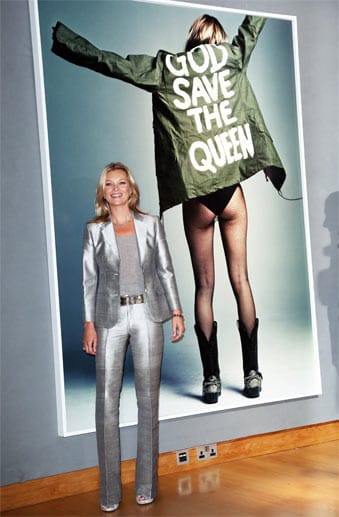 Kate Moss vor einem der versteigerten Fotos mit dem Titel "Kate Moss for I-D". Kate Moss vor einem der versteigerten Fotos mit dem Titel "Kate Moss for I-D".