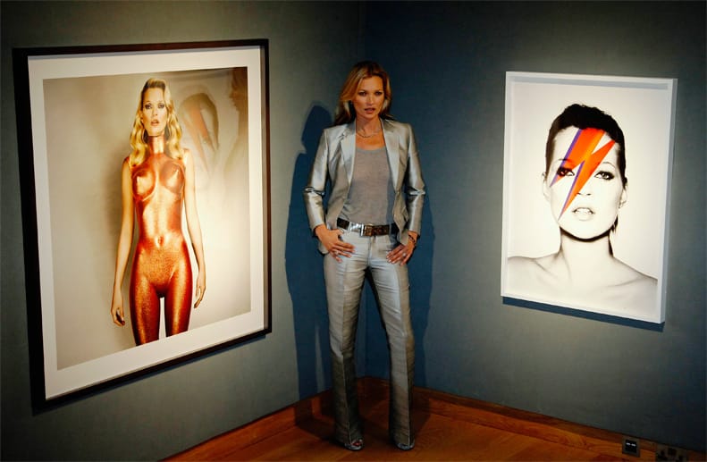 Kate Moss zwischen den Bildern "Body Armour" (l.) und "Aladdin Sane". Kate Moss zwischen den Bildern "Body Armour" (l.) und "Aladdin Sane".