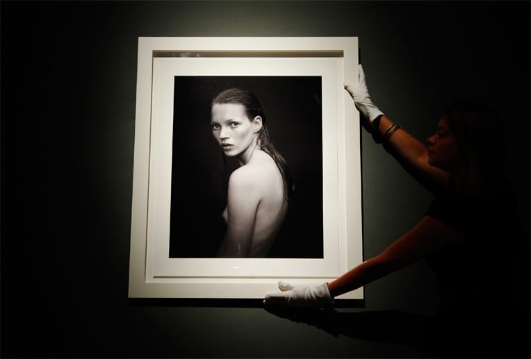 Dieses bekannte Motiv zeigt Kate Moss in einer Werbekampagne für das Parfüm "Obsession" von Calvin Klein aus dem Jahr 1993. Dieses bekannte Motiv zeigt Kate Moss in einer Werbekampagne für das Parfüm "Obsession" von Calvin Klein aus dem Jahr 1993.