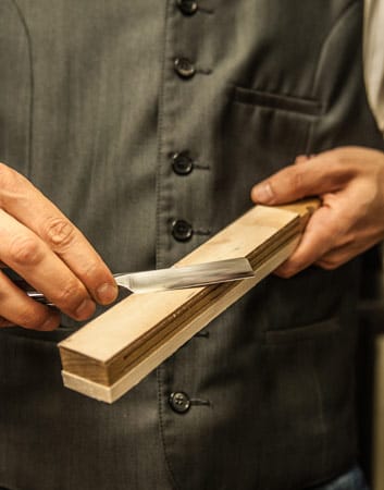 Das Messer wird vor jedem Einsatz an einem so genannten Streichriemen, ein mit Leder überzogener Holzbalken, geschärft. Dabei wird das Messer flach oder leicht angestellt mit wenig Druck streichend über das Leder gezogen. Die Bewegung erfolgt immer in Richtung des Klingenrückens.