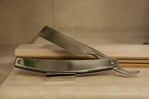 Das Messer, das mir den Gentleman-Look in Bond-Manier verpassen soll, kommt von dem Hersteller Hommage und kostet rund 700 Euro.