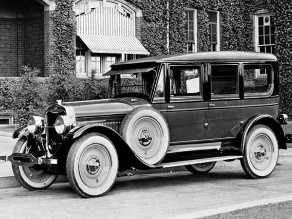 Die L-Serie, gebaut bis zum Jahr 1930, war Lincolns erstes Serienmodell. Es hatte einen 6,3 Liter großen V8 mit L-förmigen Zylinderköpfen, die ihm seinen Namen gaben.