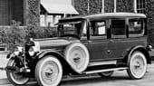 Die L-Serie, gebaut bis zum Jahr 1930, war Lincolns erstes Serienmodell. Es hatte einen 6,3 Liter großen V8 mit L-förmigen Zylinderköpfen, die ihm seinen Namen gaben.